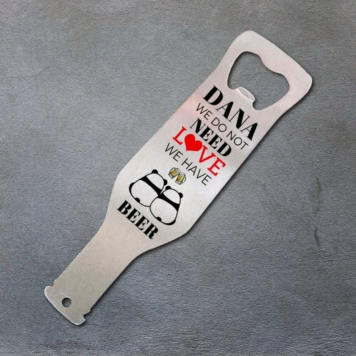 Personalisierter Bieröffner – „Beer is better than love“