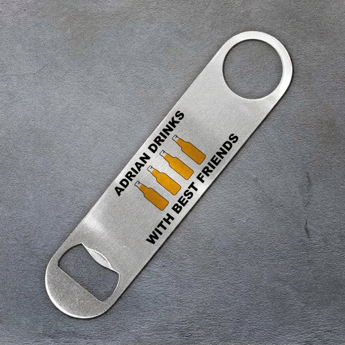 Personalisierter Bieröffner mit Schriftzug – „Drink with best friends“
