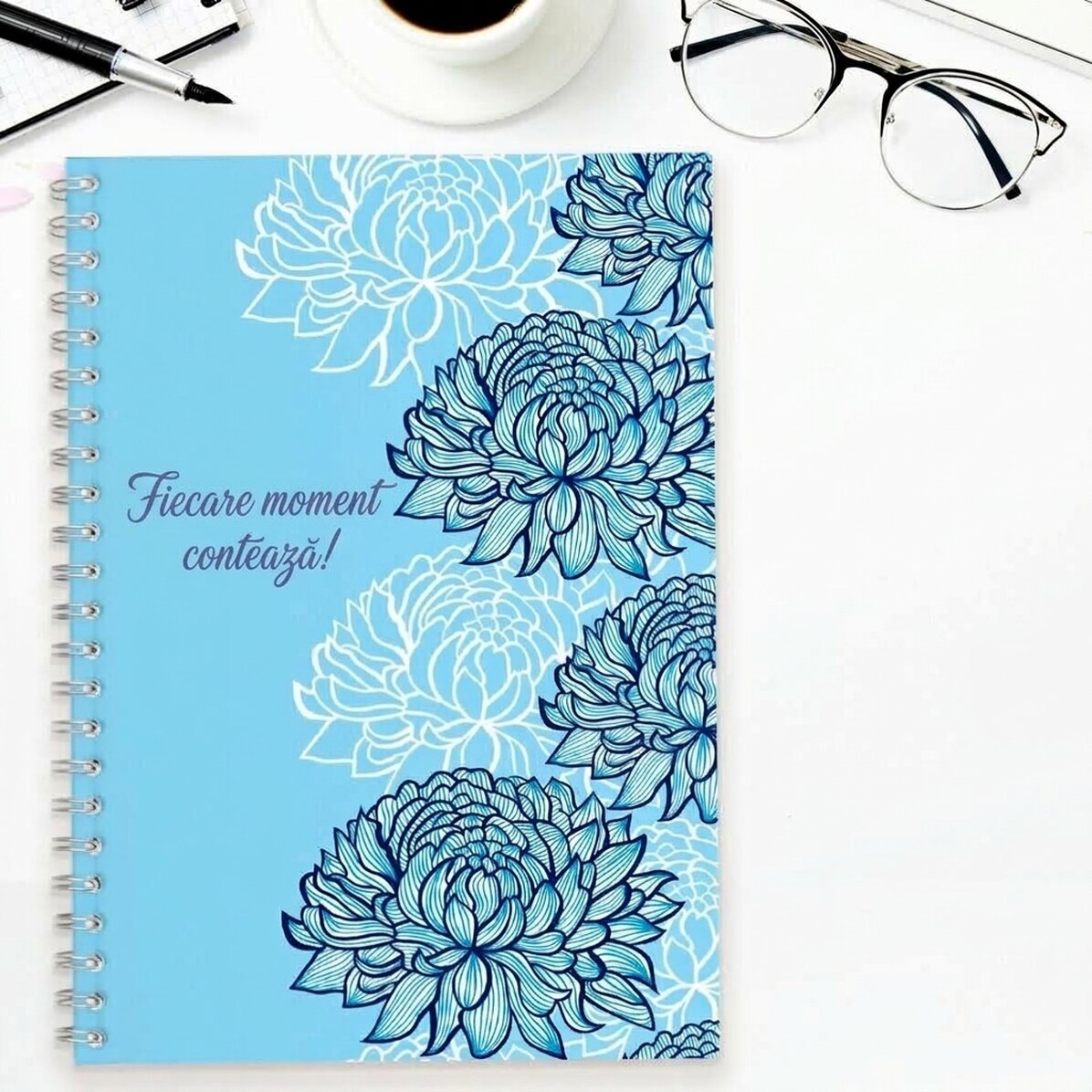 Personalisiertes Notizbuch mit dem Schriftzug „Every moment matters!“