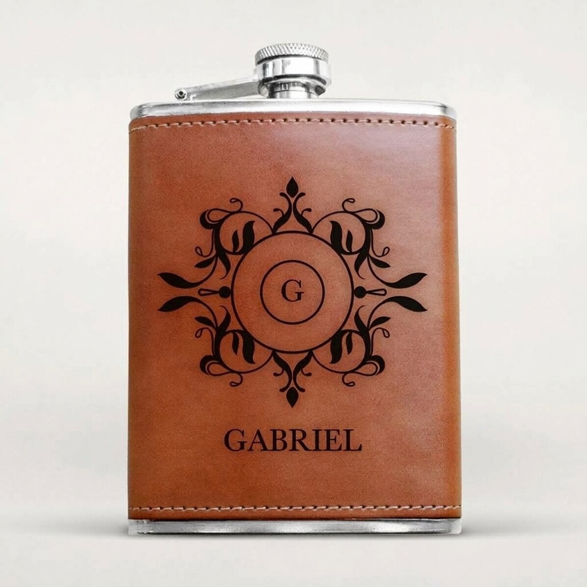 Personalisierte, mit Leder ummantelte Taschenflasche – Monogram
