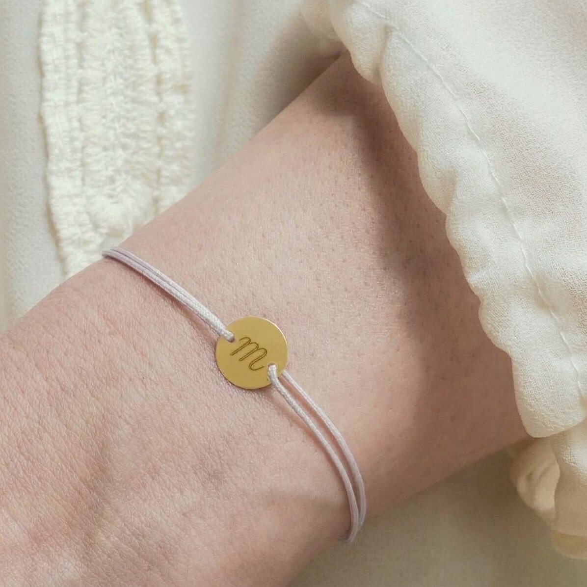 Personalisiertes Armband mit Kordel – 10-mm-Münze – 14-karätiges Gold – Initialen-Modell