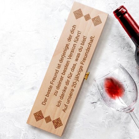 Personalisierte Weinkiste mit Text – Jubiläum der Freundschaft