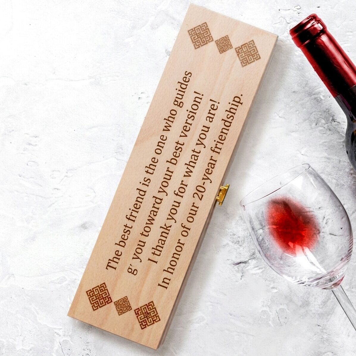 Personalisierte Weinkiste mit Text – Jubiläum der Freundschaft