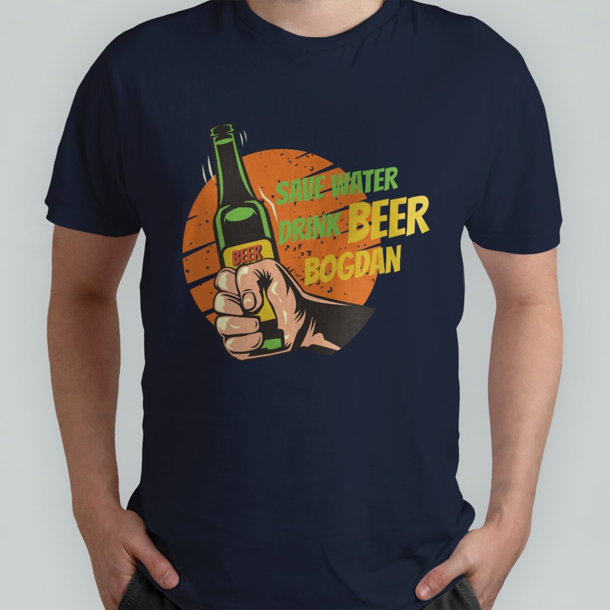 Personalisiertes Baumwoll-T-Shirt mit dem Aufdruck „Save water, drink beer“