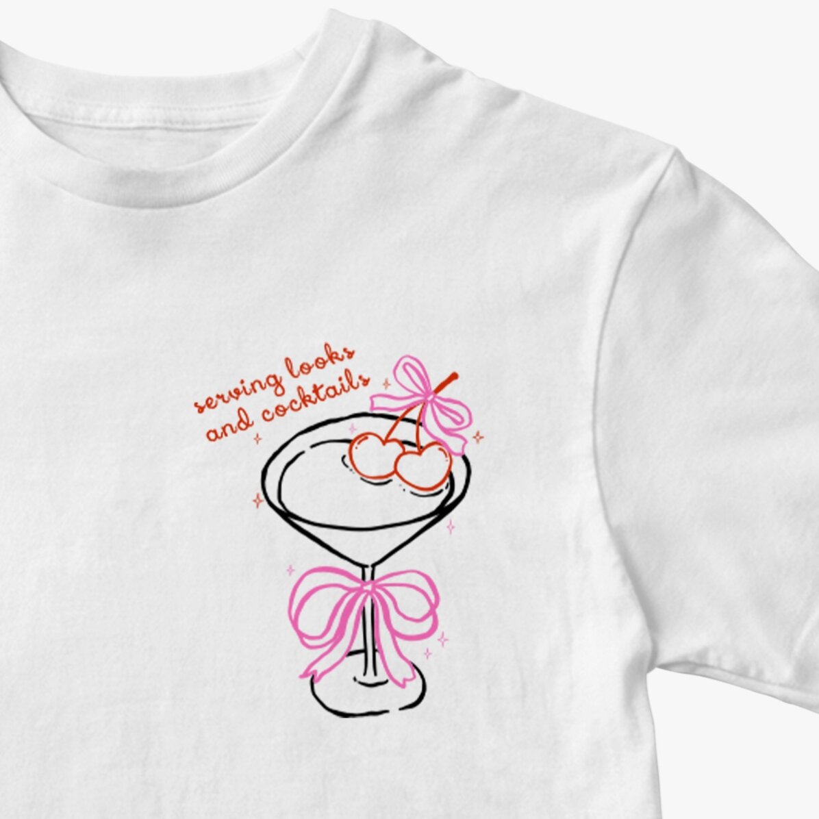 Personalisiertes Baumwoll-T-Shirt mit Aufdruck – Serving Looks and Cocktails